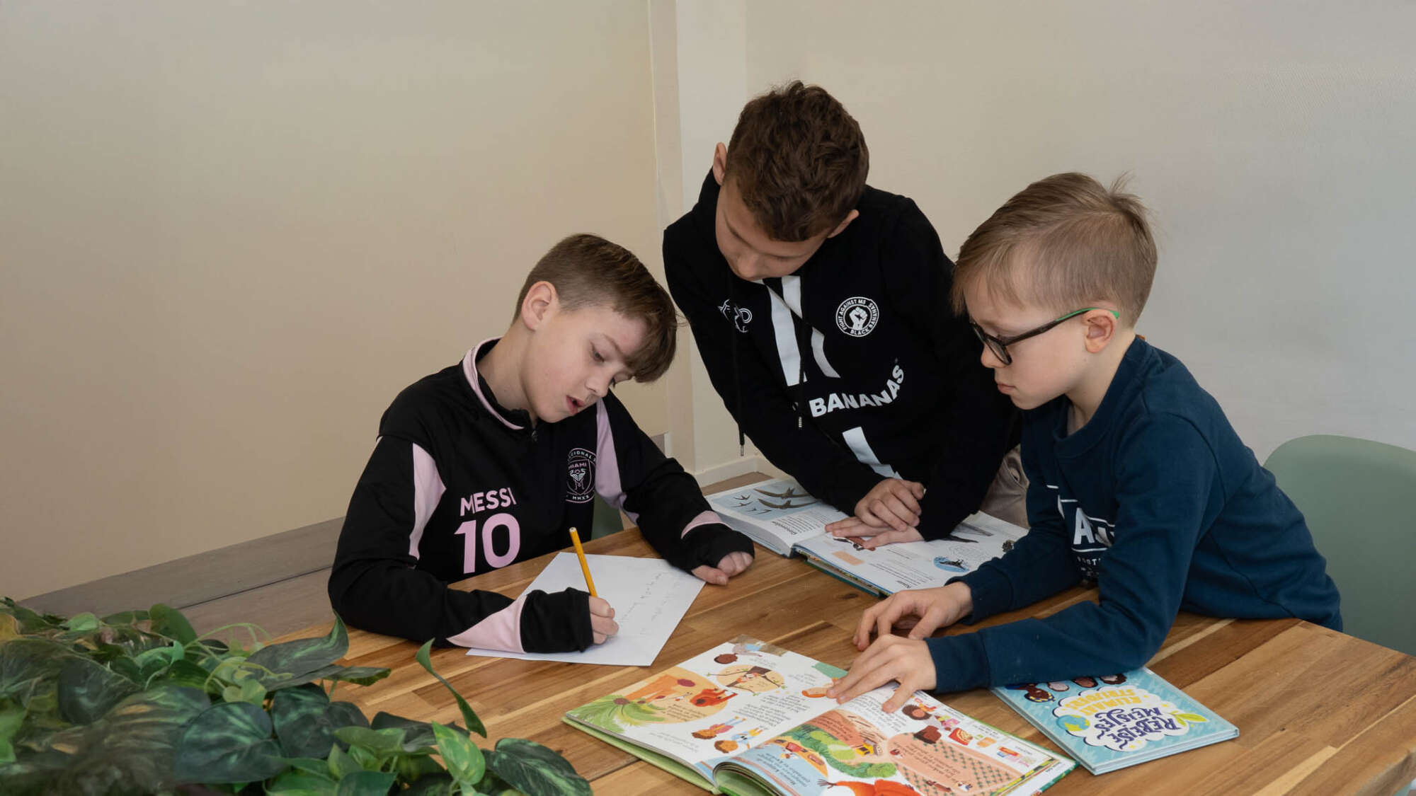 Leerlingen werken samen aan een project op school