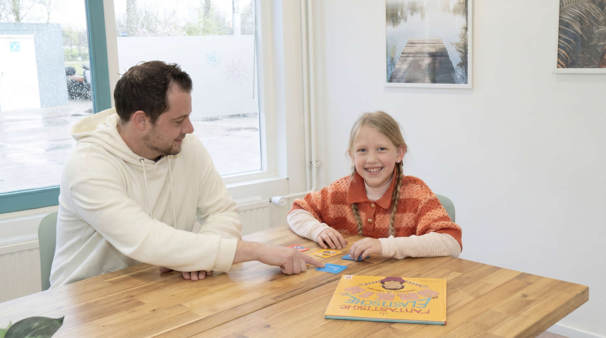 Een kind kijkt opmerkzaam de leraar aan in de klas