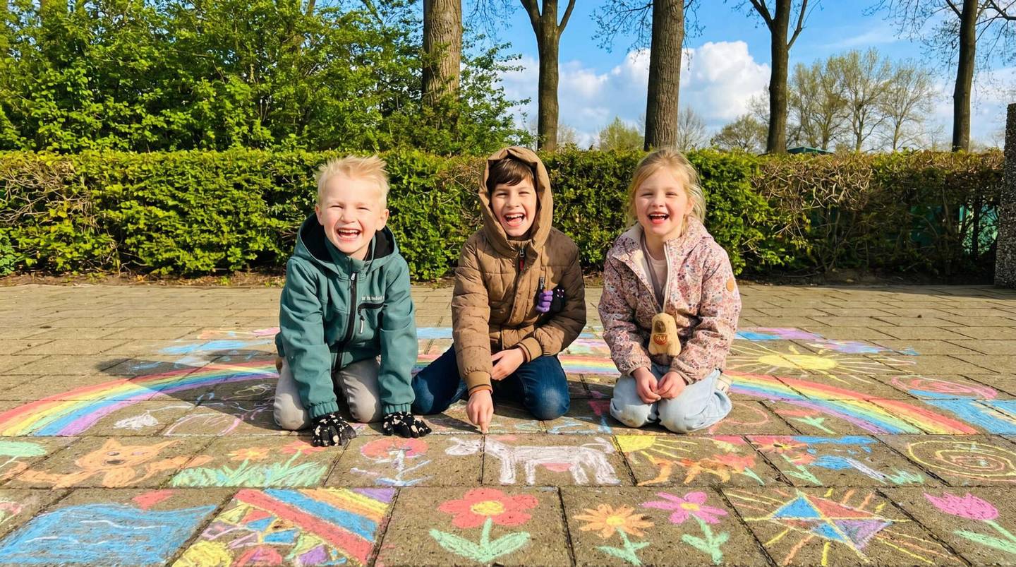 Een zonnige speeldag op het schoolplein